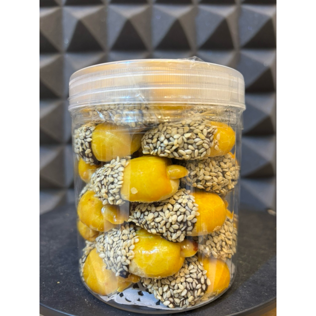 

Snackkings Kue Nastar Cokelat kacang mete Wijen Home Made Premium Lembut Isi selai nanas Segar Buttery Kemasan Toples 600Ml