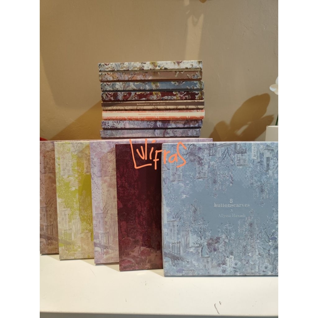 

Buttonscarves New York Box Only - ori (full card and ribbon)