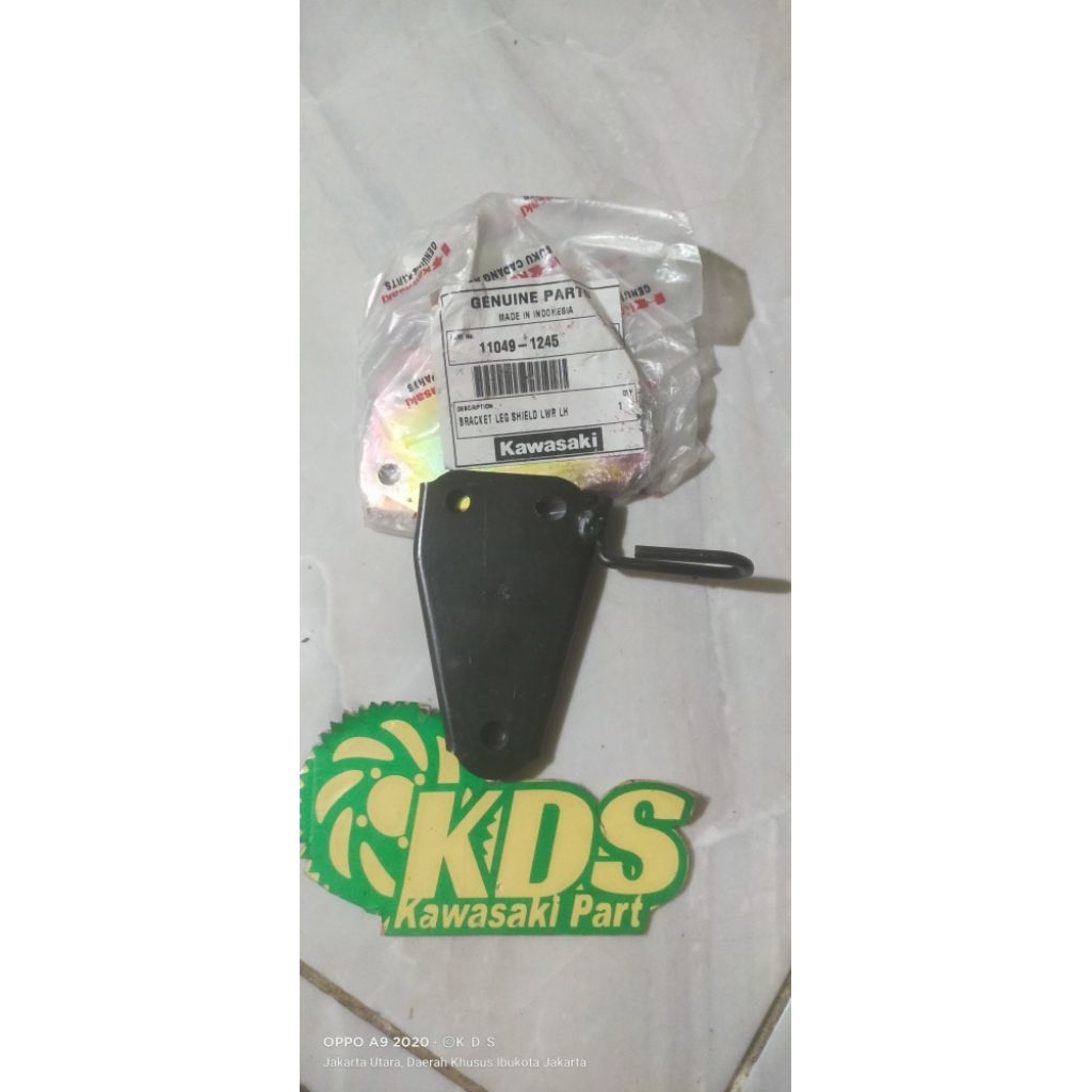 PLAT / BRAKET DUDUKAN SAYAP LUAR BAWAH KIRI MOTOR KAWASAKI KAZE R -11049-1245