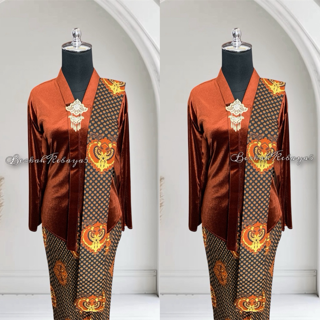 Setelan Kebaya Encim Bludru Warna Teracotta / Kebaya + Selendang + Jarik Wiru Plisket Motif Truntum