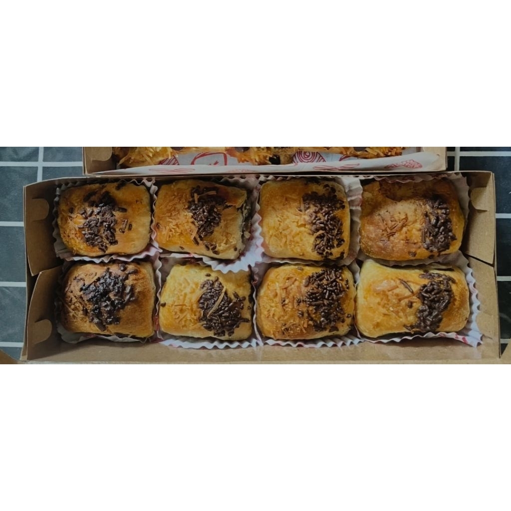 

bolen pisang lumer 1 box isi 8