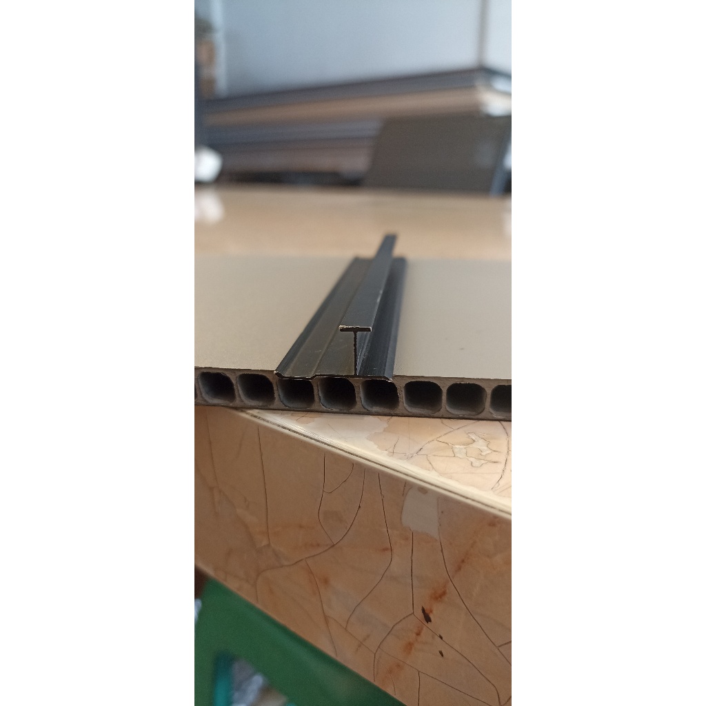 List Aluminium T Black