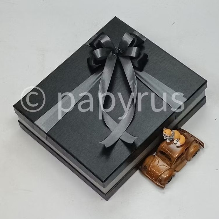 

PAPYRUS Sandwich 25x30 Tinggi 8cm Kotak Kado Gift Box Hardbox Hampers V1