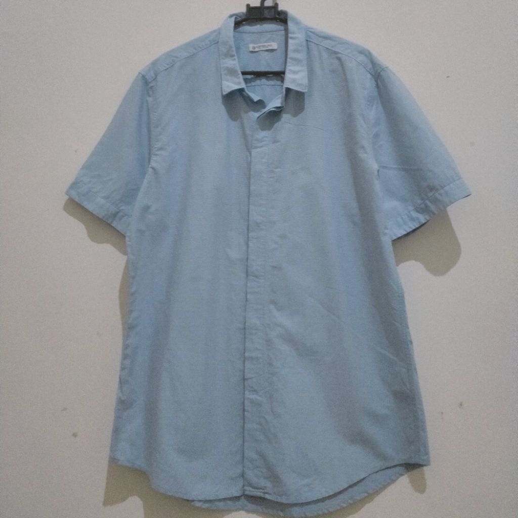 Kemeja Biru Muda Tekstur Garis Branded Topfeeling