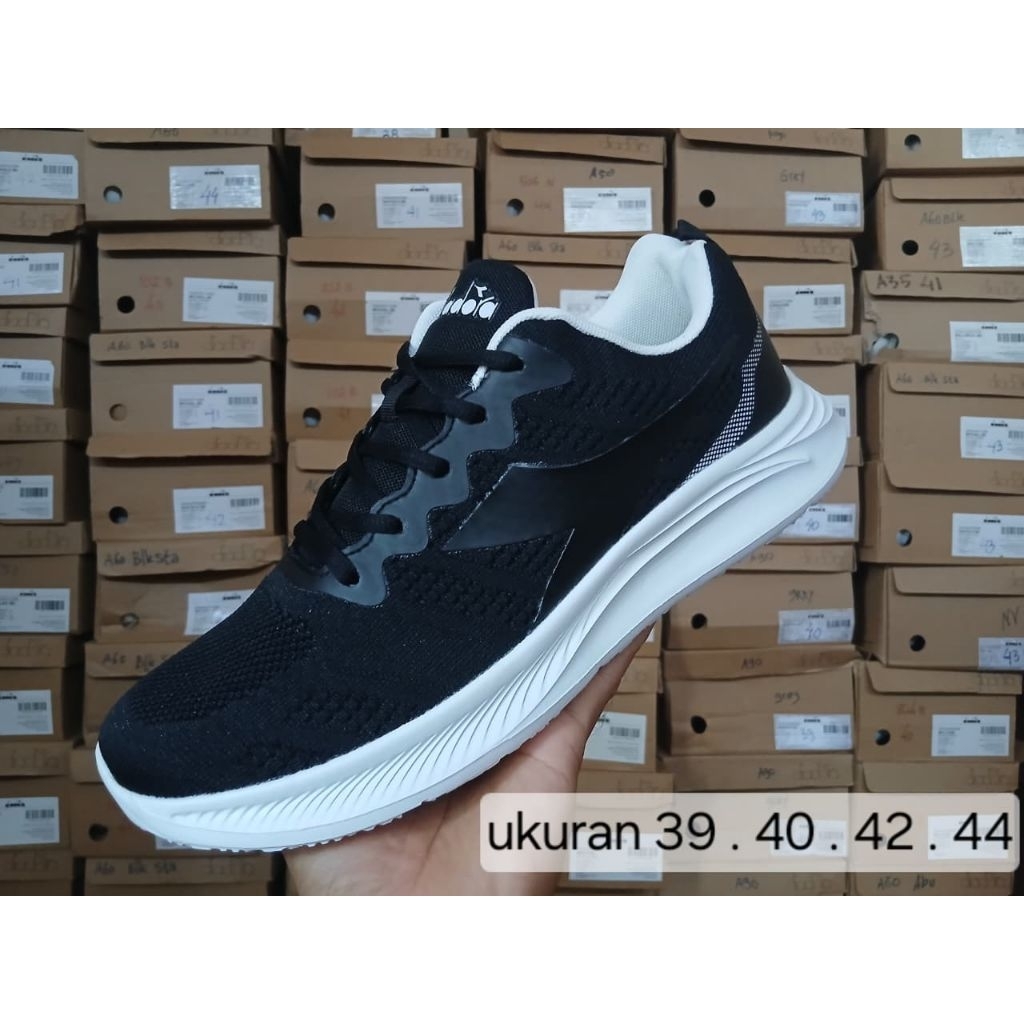 sepatu sport runing olahraga lari diadora hitam