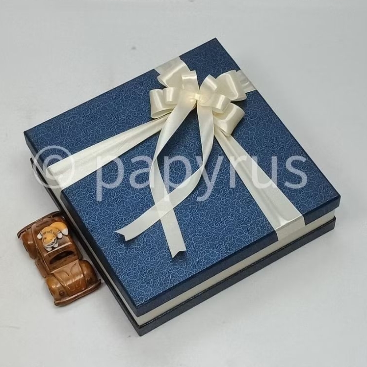 

PAPYRUS Sandwich 30x30 Tinggi 8cm Kotak Kado Gift Box Hardbox Hampers Hadiah V2