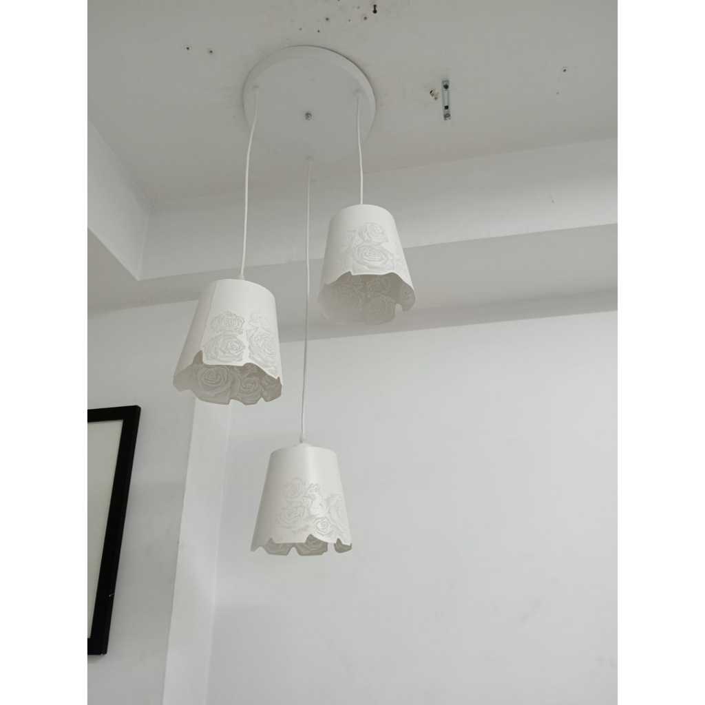 Lampu Gantung Hias Putih Motif Bunga Rose 3 Lampu 1602A