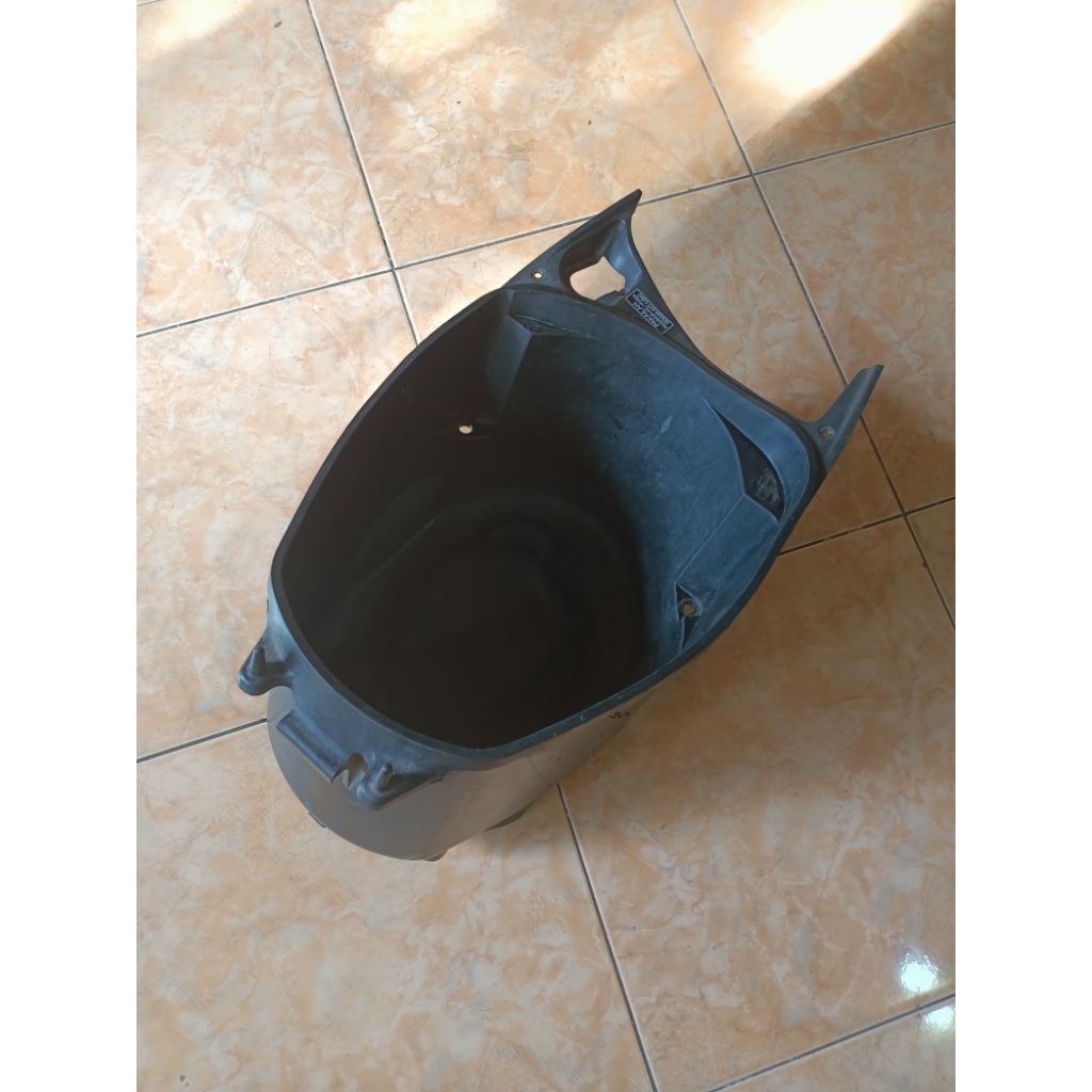 Bagasi jok motor Honda Vario 125 old KZR original.
