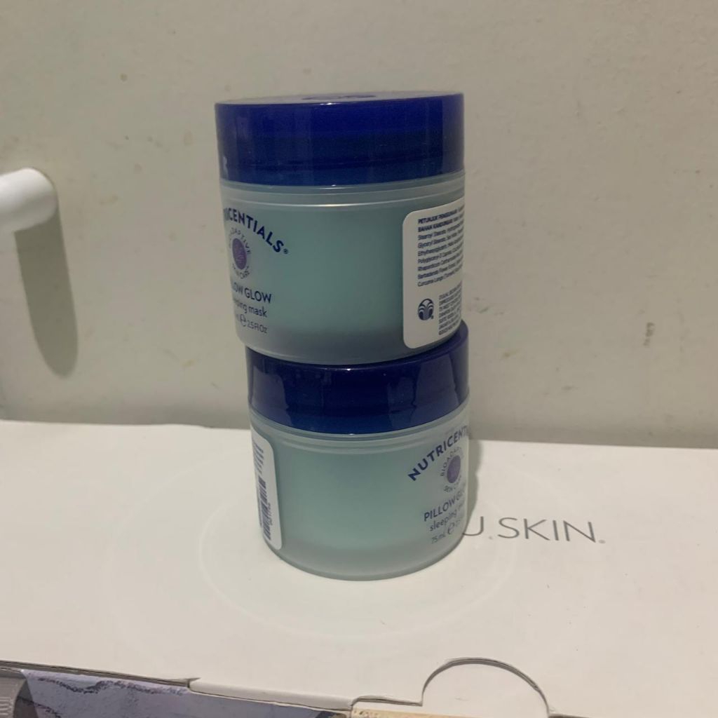 

PILL00W GL0WW SLEPIINGG MASK