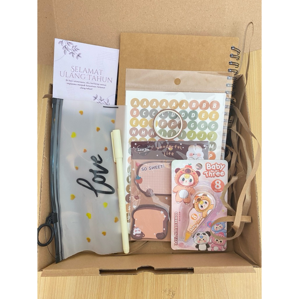 

Gift Box Aksesoris Alat Tulis | Kado Ulang Tahun | Kado Stationary | Kado Aksesoris | Kado Perlengkapan Alat Tulis