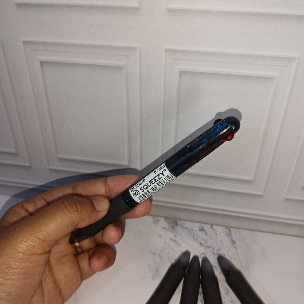 

Squeezy- Pulpen 4 Warna Ketebalan 0,7 mm