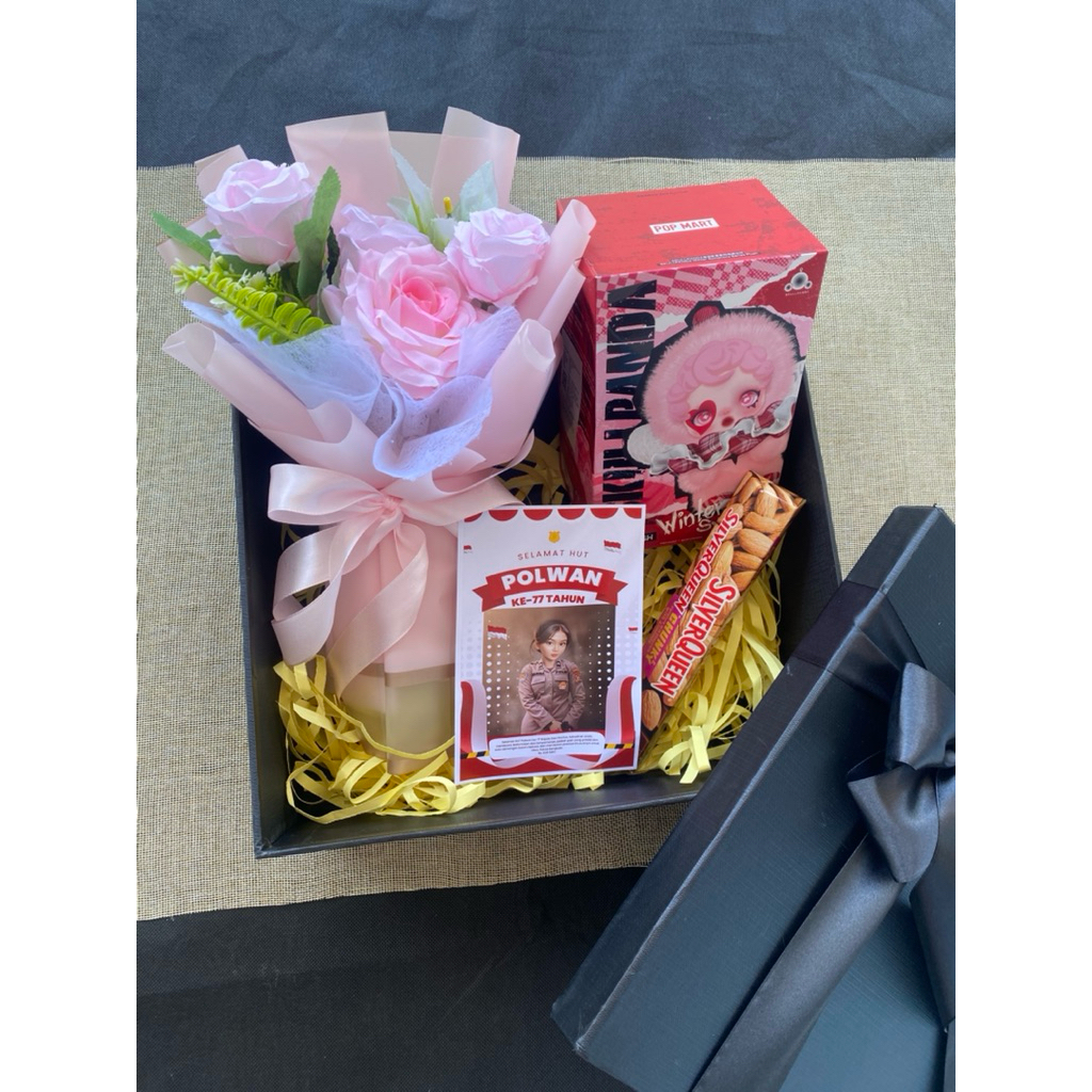 

gift box ukuran 30x30x12 cm isi buket + coklat bisa rikues isi