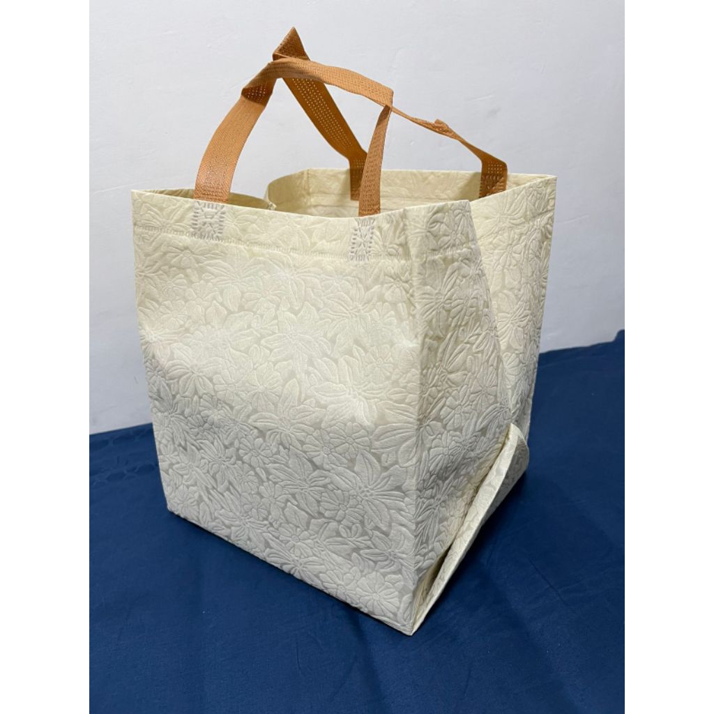 

TERMURAH (ISI 1 LUSIN = 12 PCS) Tas Hajatan Goodiebag Full Embos 22x22 cm / Tas Nasi Box / Tas Spunbond / Tas Belanja