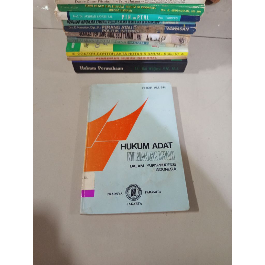 buku original - hukum adat Minangkabau dalam yurisprudensi Indonesia oleh  chidir Ali