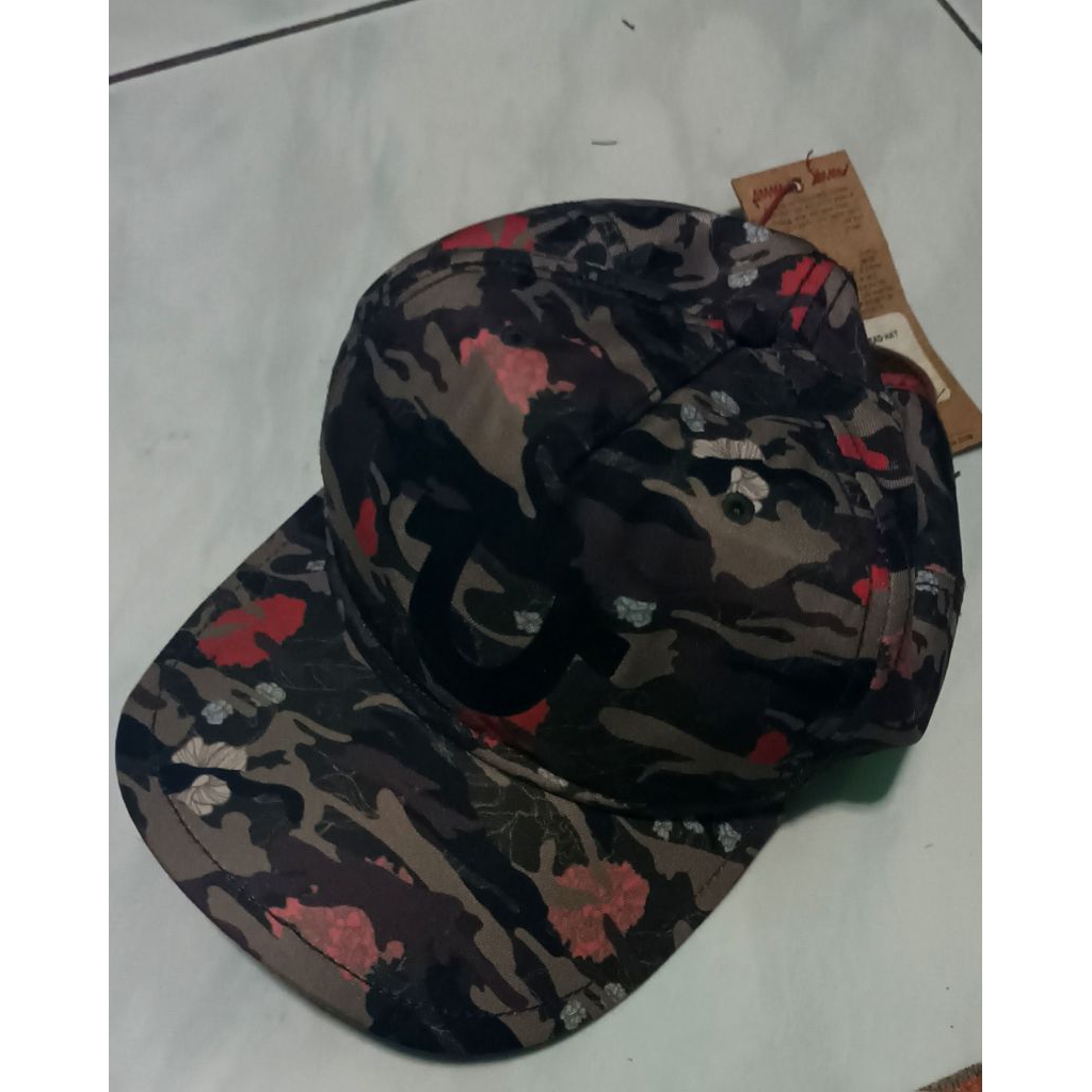 topi true religion camo
