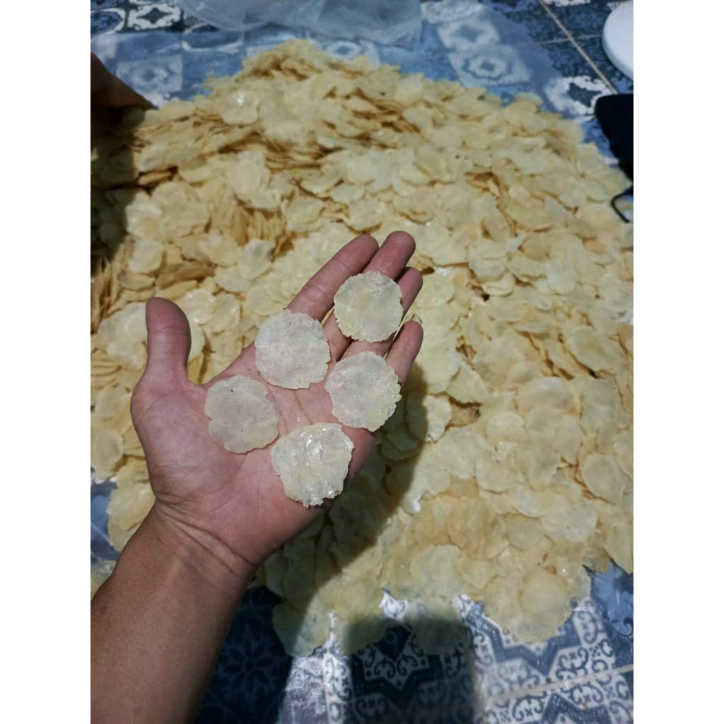 

Emping melinjo 1KG super kering/tipis biji 1&2 siap digoreng