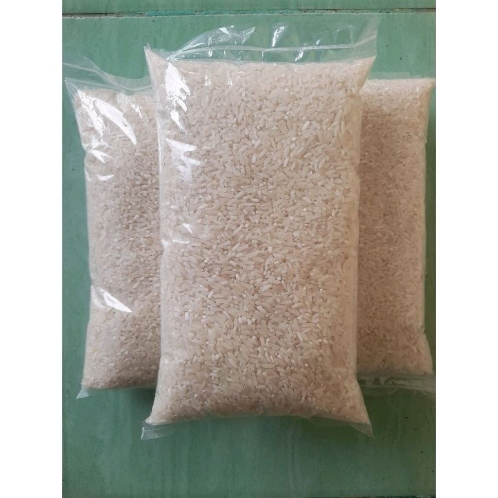 

BERAS / beras lokal dari desa pandanwangi kemasan 1kg tanpa label , pulen dan enakk