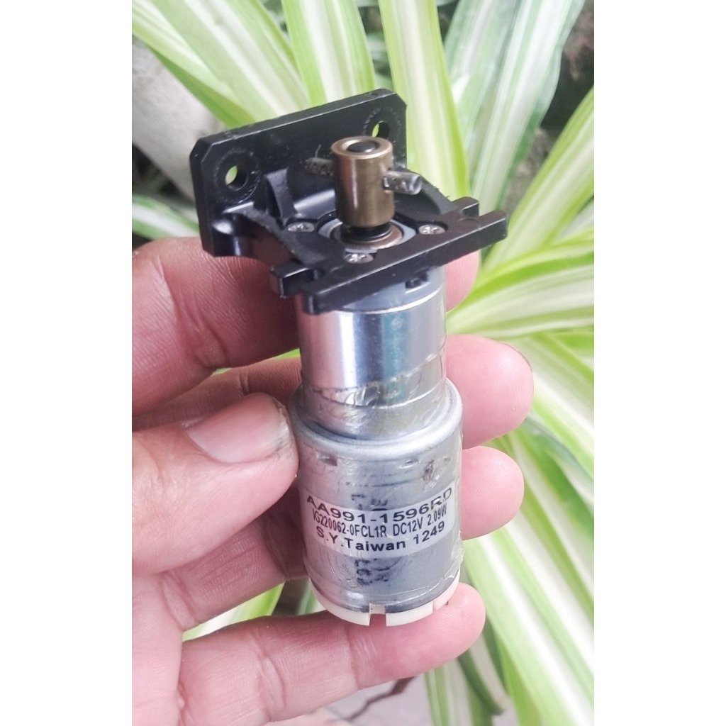 Dinamo gearbox motor DC 12v 100Rpm