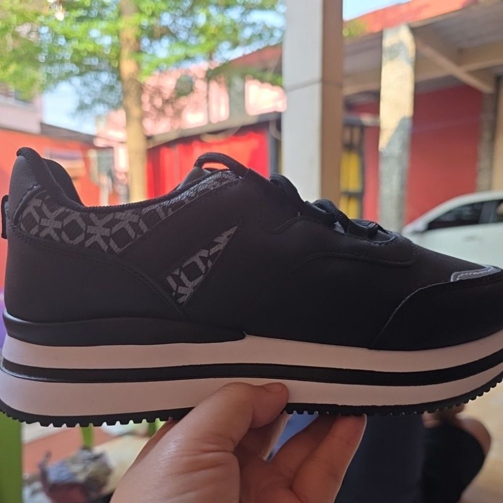 sepatu sneaker wanita hitam casual