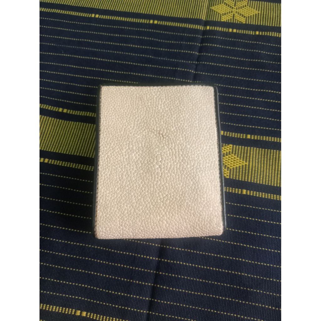 Dompet lipat pria kulit ikan pari