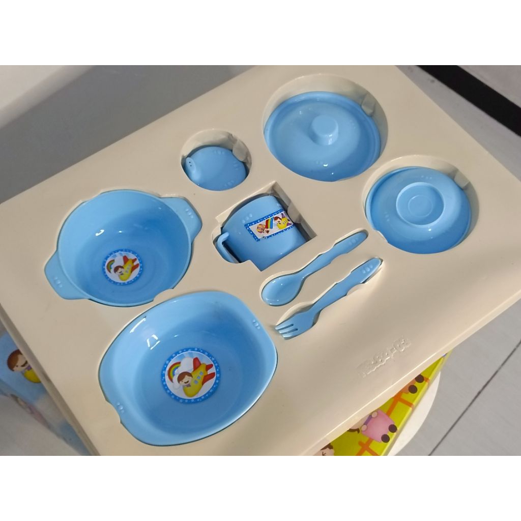 set tempat makan bayi merk Nishikawa