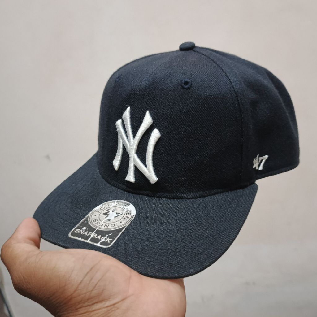 TOPI SNAPBACK BRAND 47