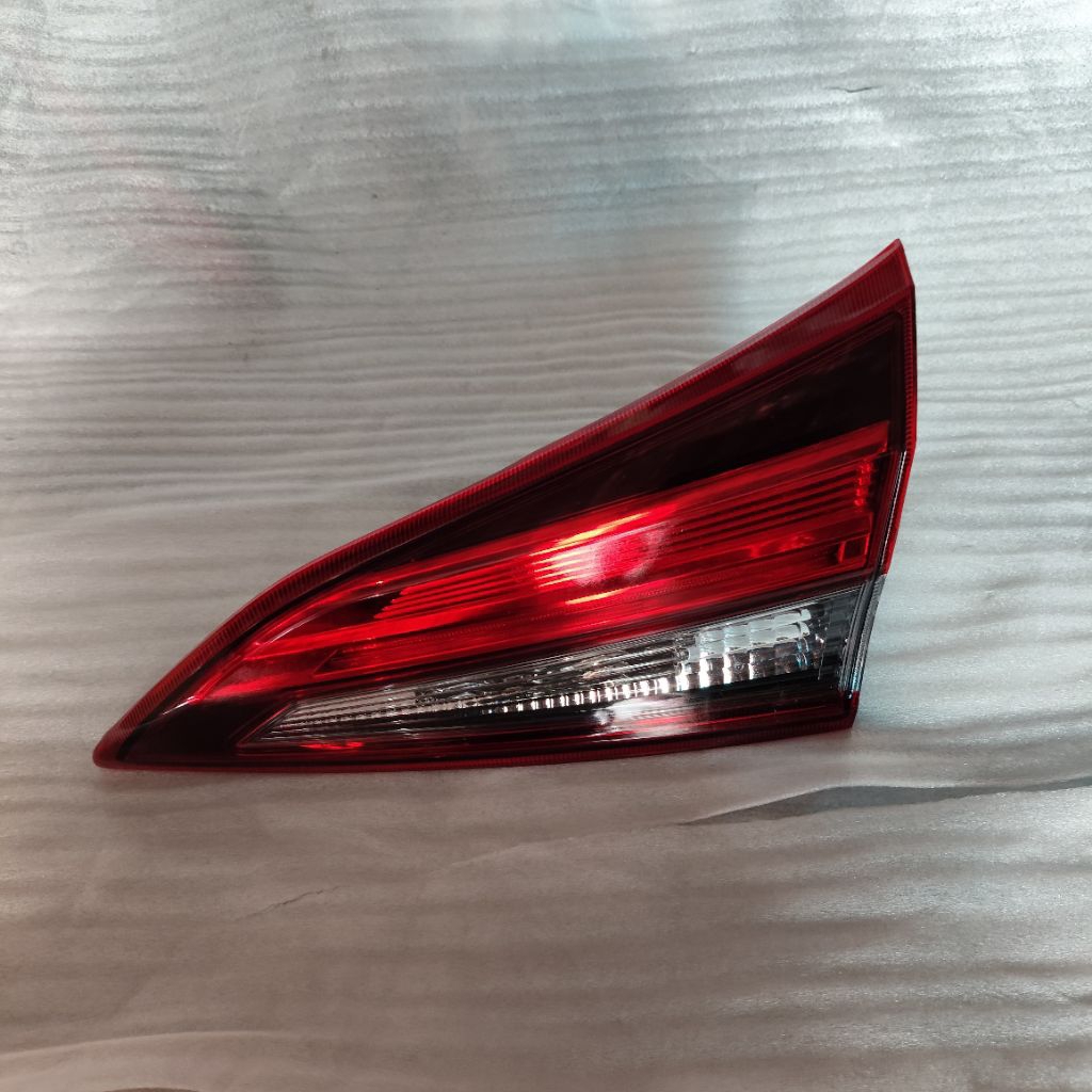 Reflektor Lampu Belakang Bagasi Mobil Toyota Yaris 2018 2019 2020 Original
