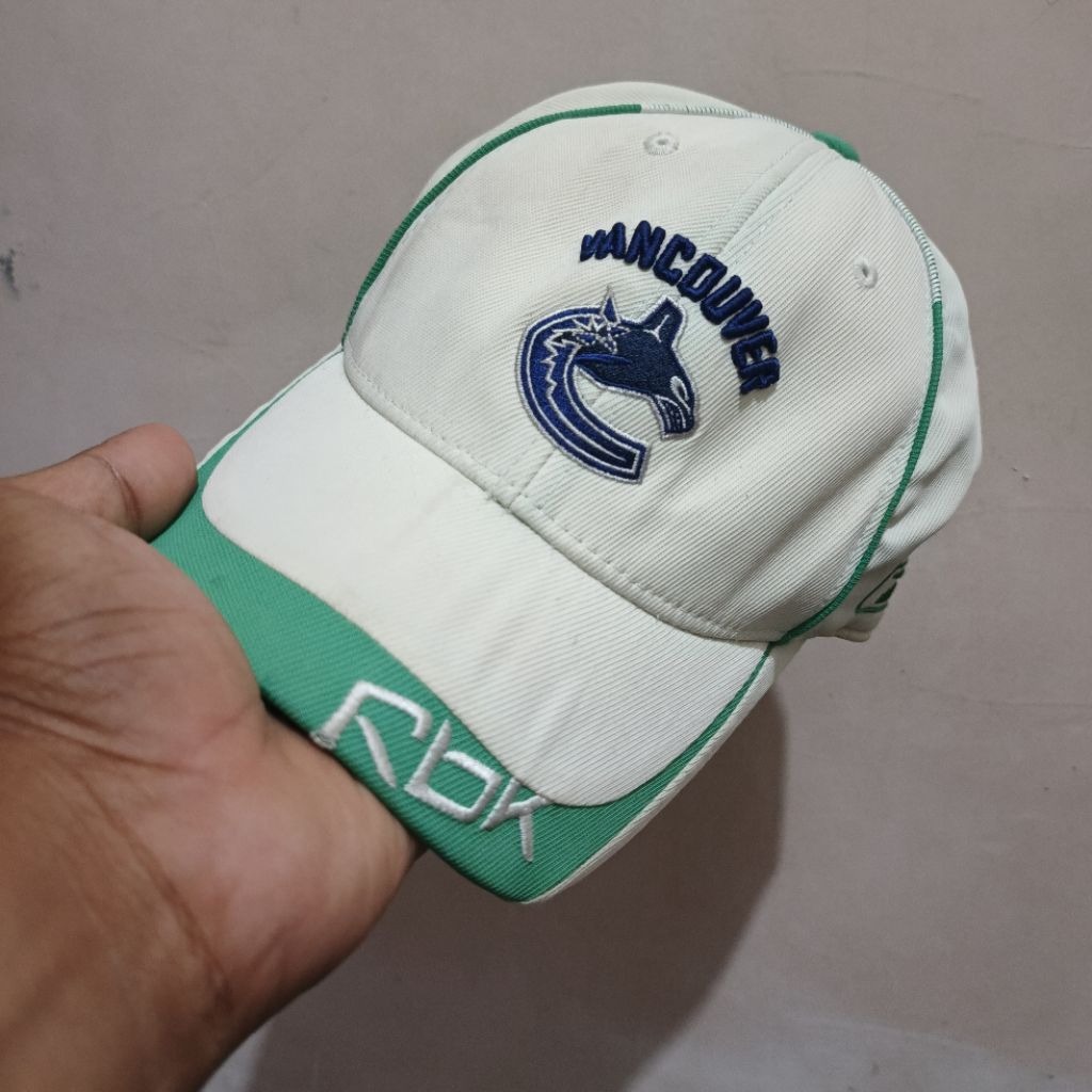 TOPI CAPS BUILD UP BRAND REEBOK COLABS TRAM NHL VANCOUVER CANUCK