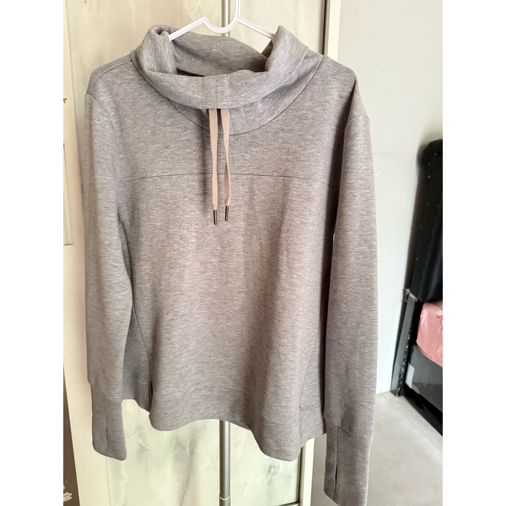 Sweater abu-abu wanita