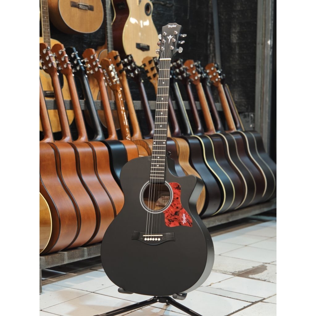 Gitar Akustik Taylor  Hitam