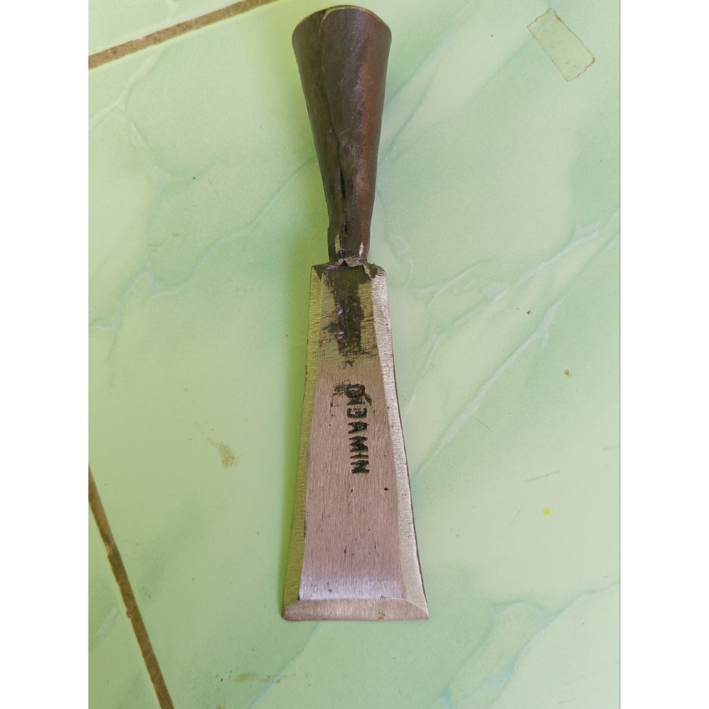 pahat kayu cap wayang lebar 5 cm.