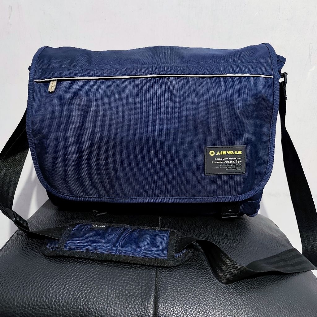 Airwalk Messenger Bag /tas selempang Airwalk navy