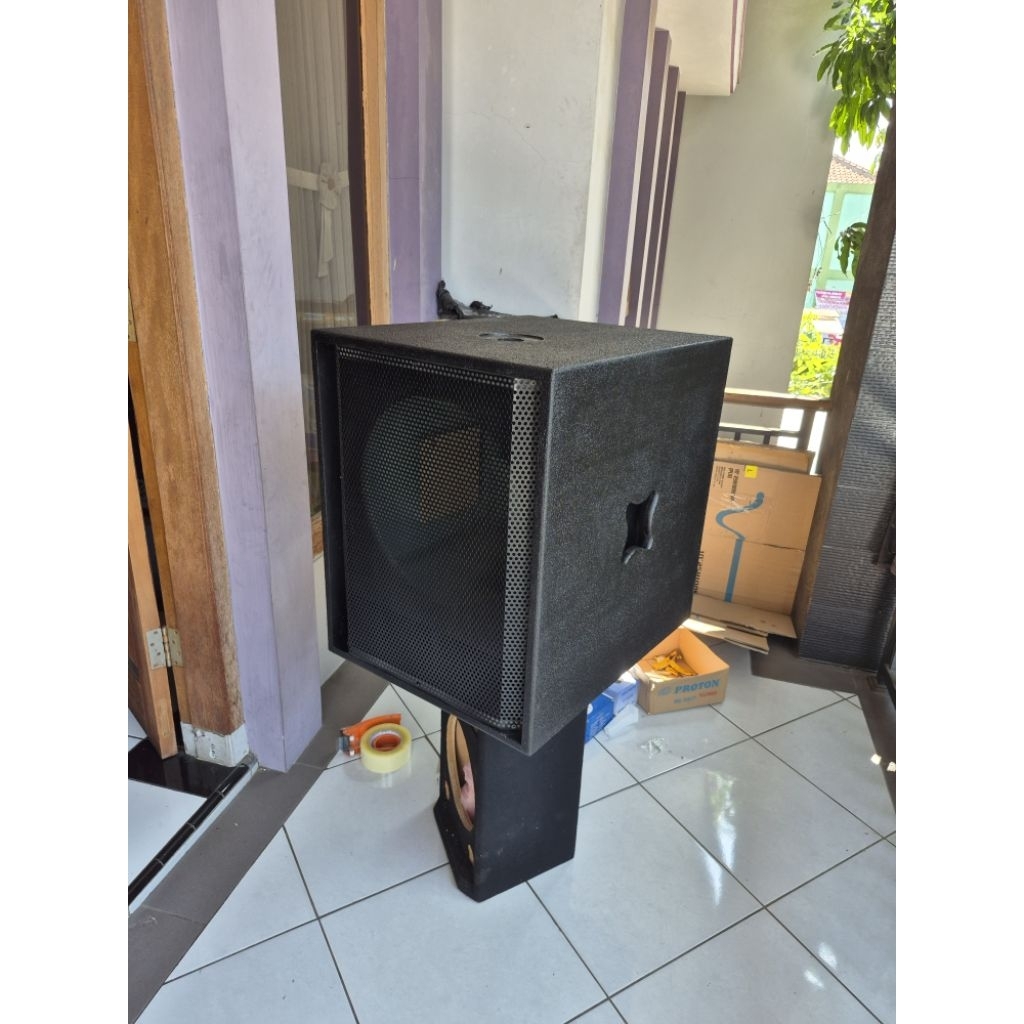 Box subwoofer 15 inch resin tekstur grill besi