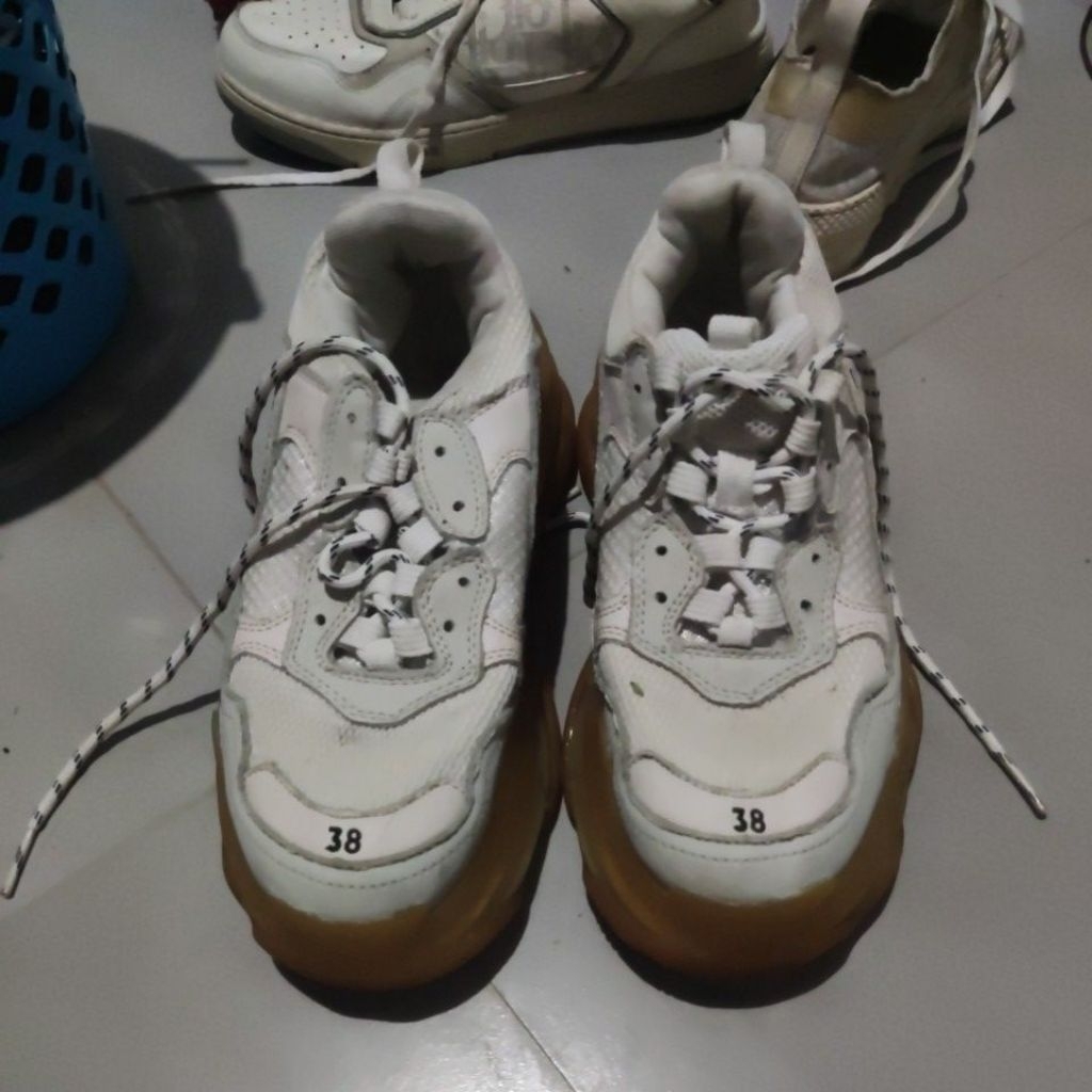 sepatu B4l3nc1464 tr1pl3 5 bekas pakai zise 38