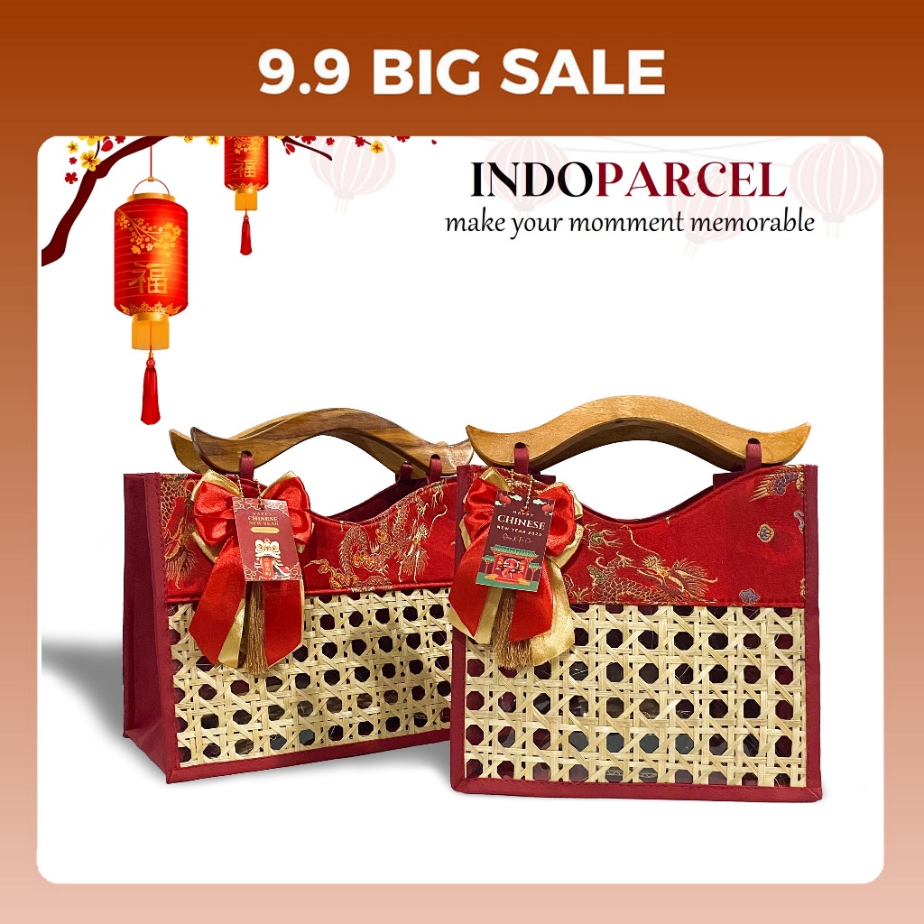 

INDOPARCEL - Tas Hampers Imlek Kain Cheongsam Handle Kayu Kombinasi Anyaman Bambu Bungkus Kemasan Tas Kado Goodie Bag Chinese New Years Viral Terbaru