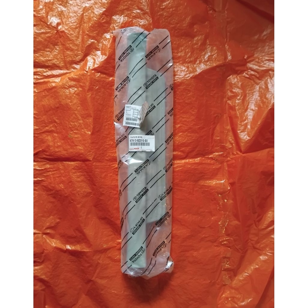 Scuplate/penjepit karpet depan kanan avanza xenia 2003-2010 original