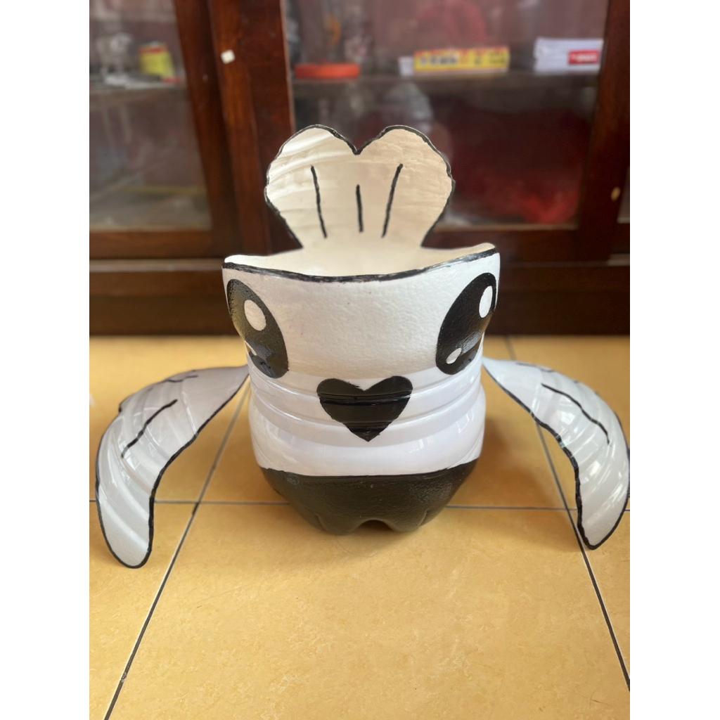 Pot Tanaman dari galon le minerals lucu dan unik karakter Burung Putih