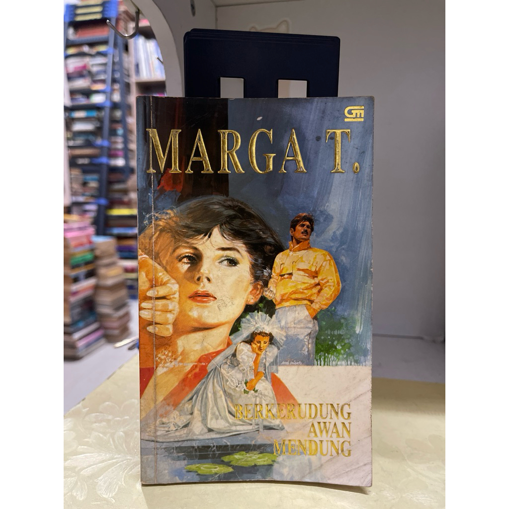 NOVEL MARGA T BERKERUDUNG AWAN MENDUNG