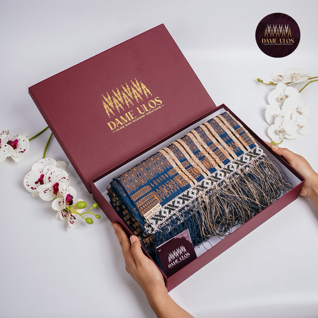 

BOX PREMIUM DAME ULOS + PACKAGING GIFT ULOS DAN MANDAR TARUTUNG
