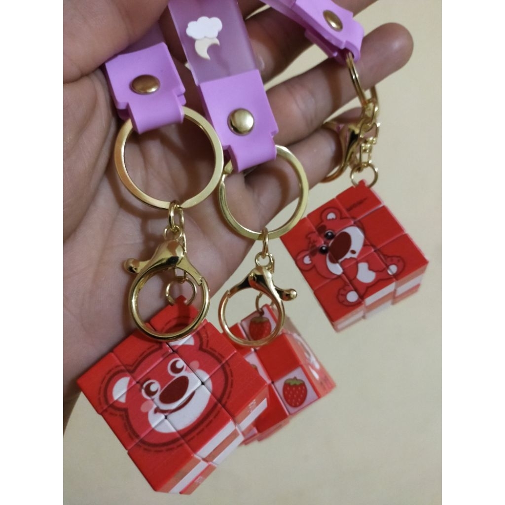 Gantungan kunci rubik Lotso