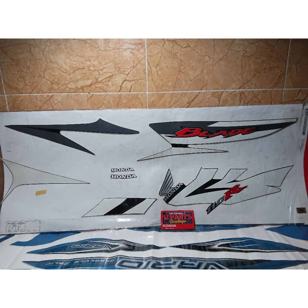 STRIPING COVER BODY HONDA BLADE KARBU 110R KIRI ORIGINAL AHM