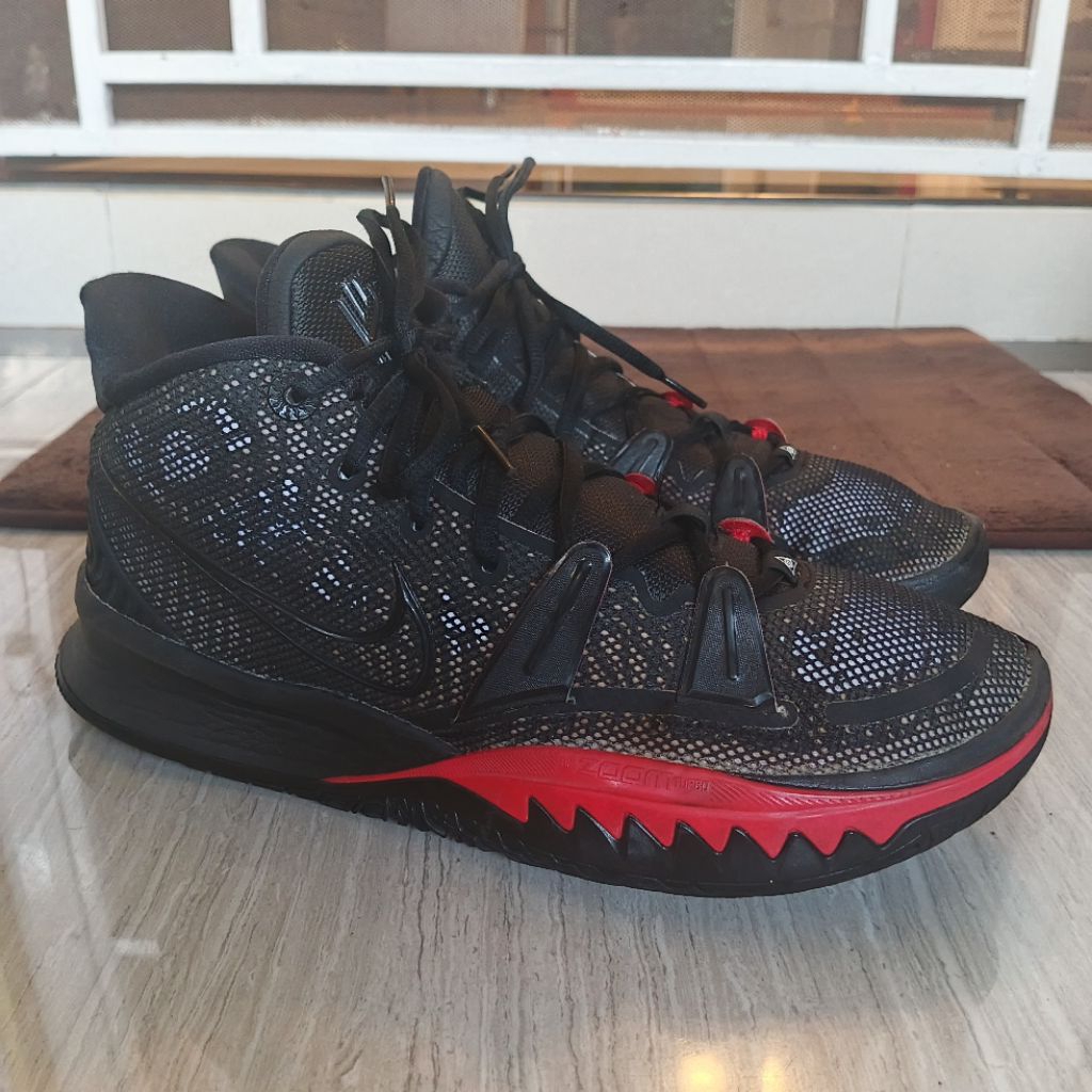 Nike Kyrie 7 EP Bred Black University Red Basket Ball Sneakers Tembus UPC Size 44 Insole 27-28 Cm