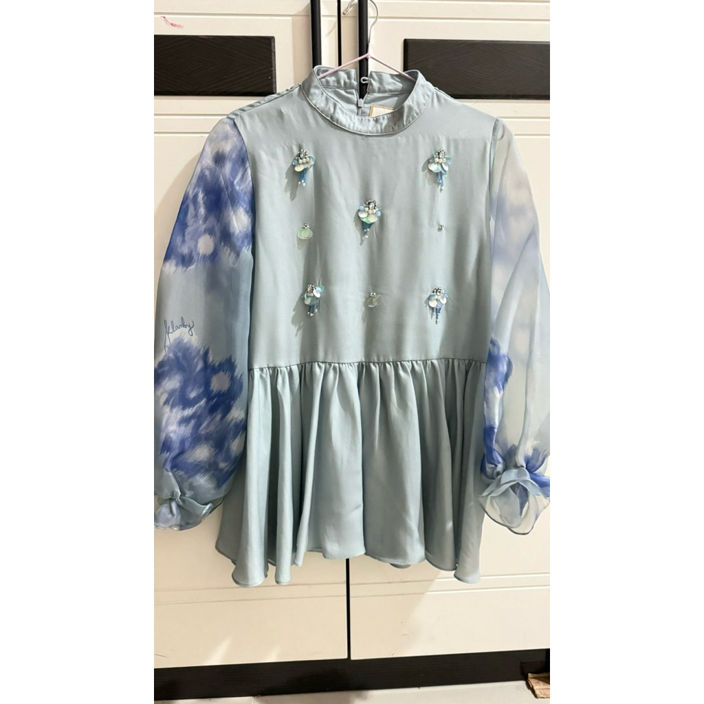 preloved wearing klamby blouse