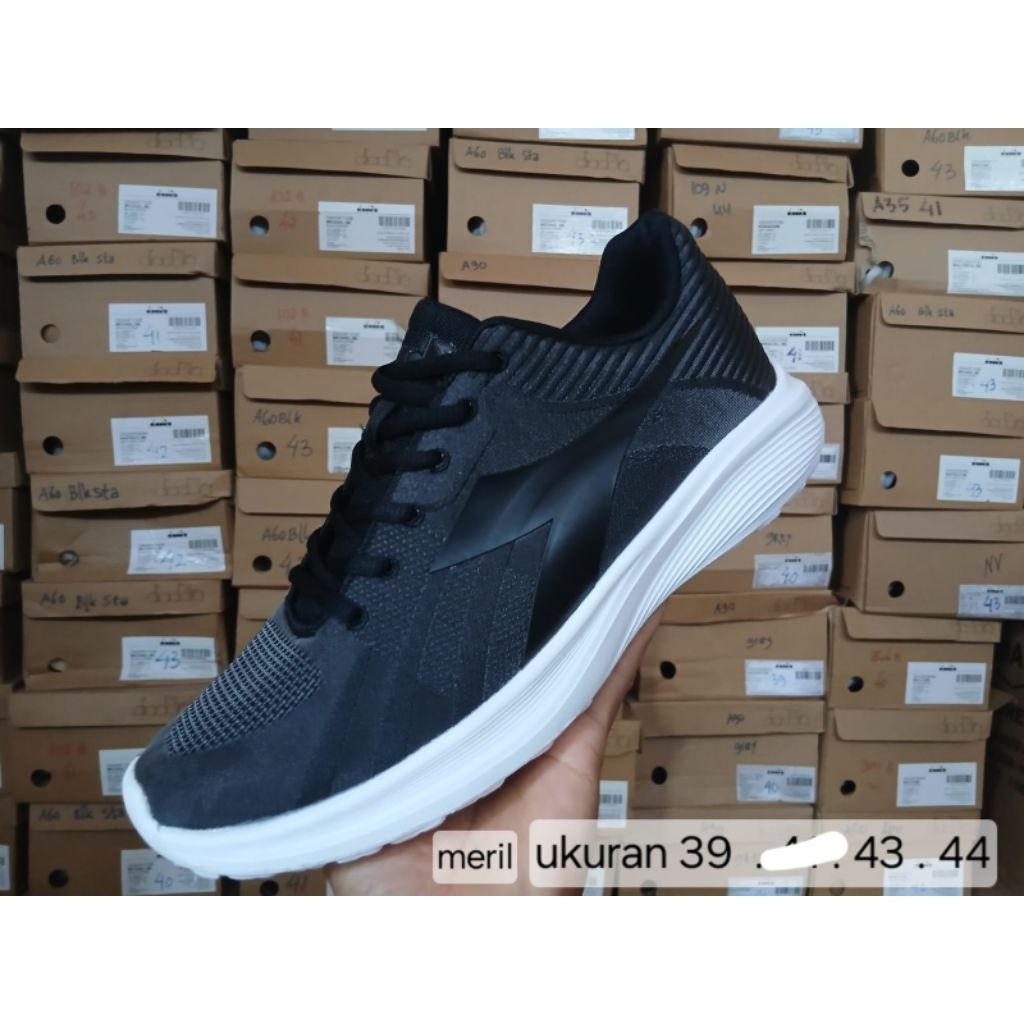 sepatu sport olahraga runing pria diadora hitam