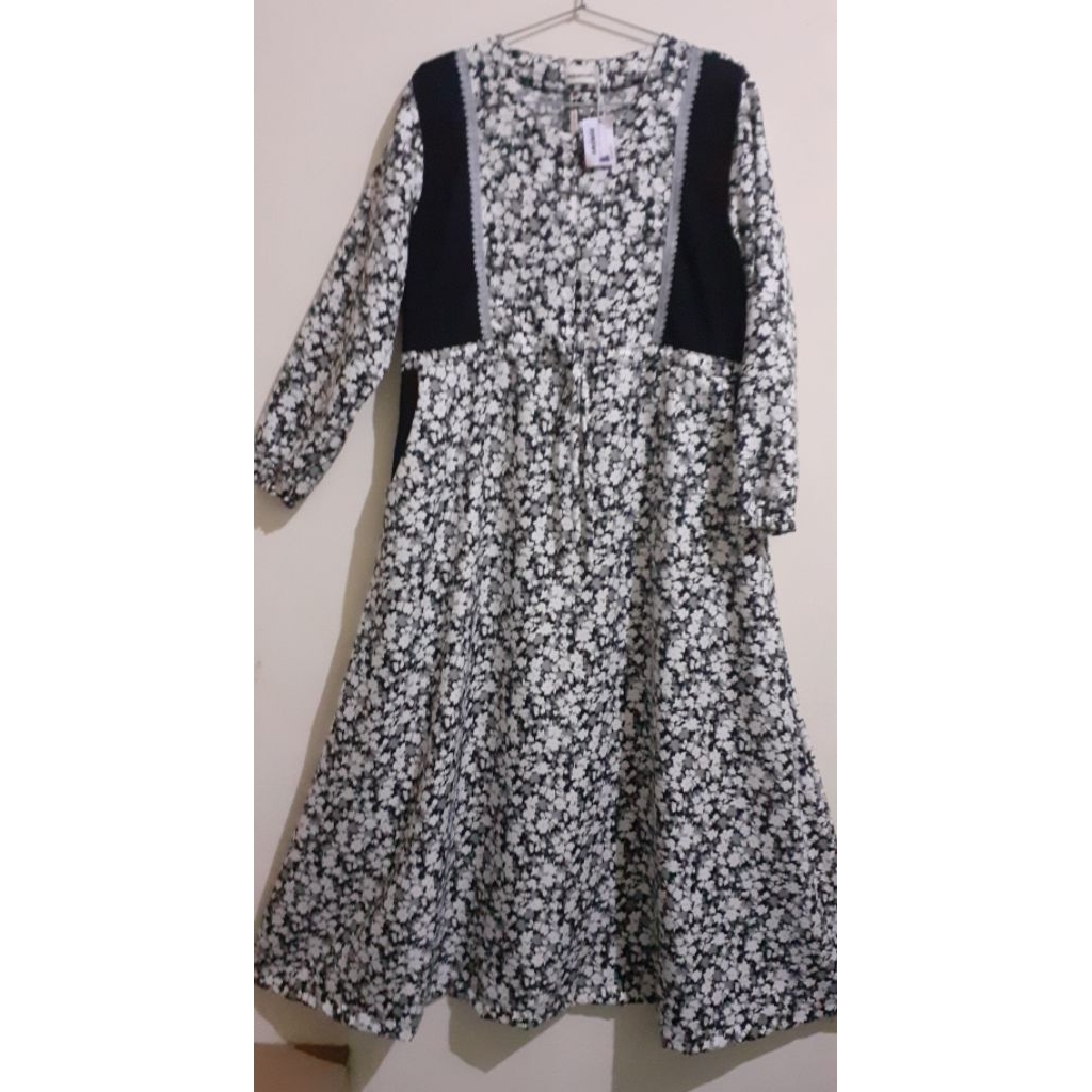 Gamis  bunga hitam kombinasi polos uk.L