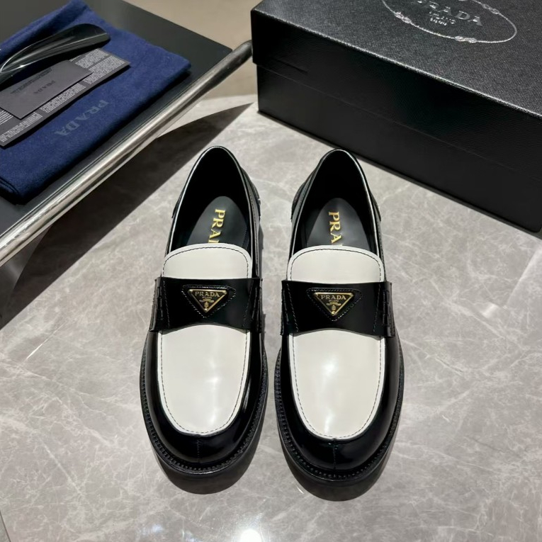 Prada high-end casual men's shoes, fashionable loafers, one foot leather sports shoes