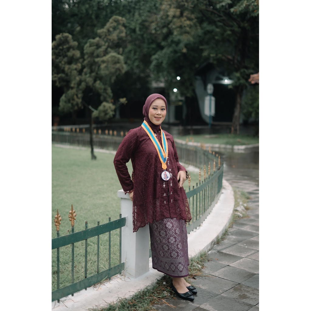Kebaya Wisuda Satu Set Kebaya Wisuda Burgundy Kebaya Formal (PRELOVED)