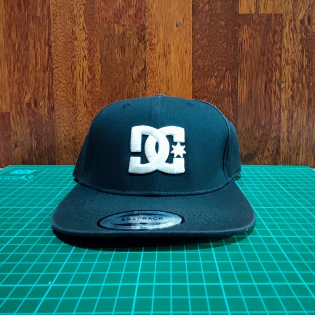 topi snapback DC