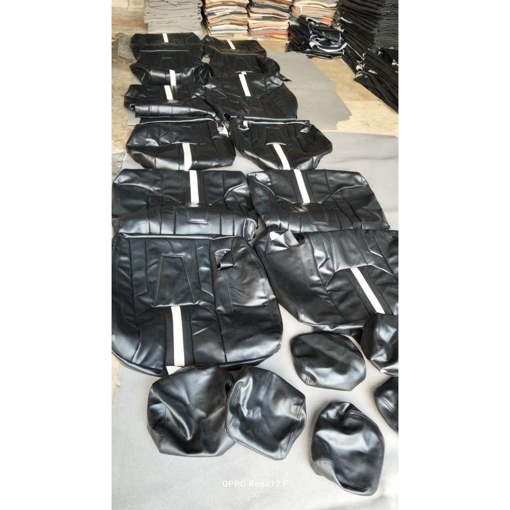 Coverjok Avanza Hitam list putih