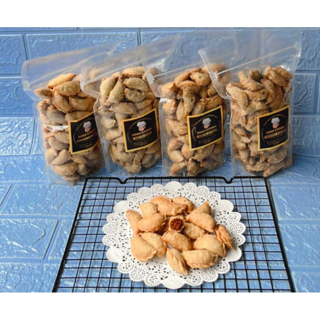 Pastel mini atau pastel kering  isi abon ada 4 pilihan yaitu : Abon sapi,abon ayam,abon ikan dan uda